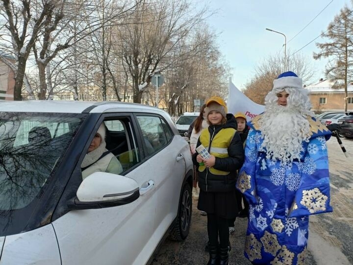 Зәйдә «Полицейский Кыш бабай» машина йөртүчеләргә юл хәрәкәте кагыйдәләрен искәртте