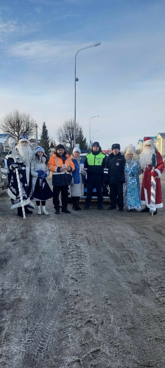 Балтачта юл хәрәкәте иминлеге инспекторлары машина йөртүчеләрне Яңа ел белән котлады