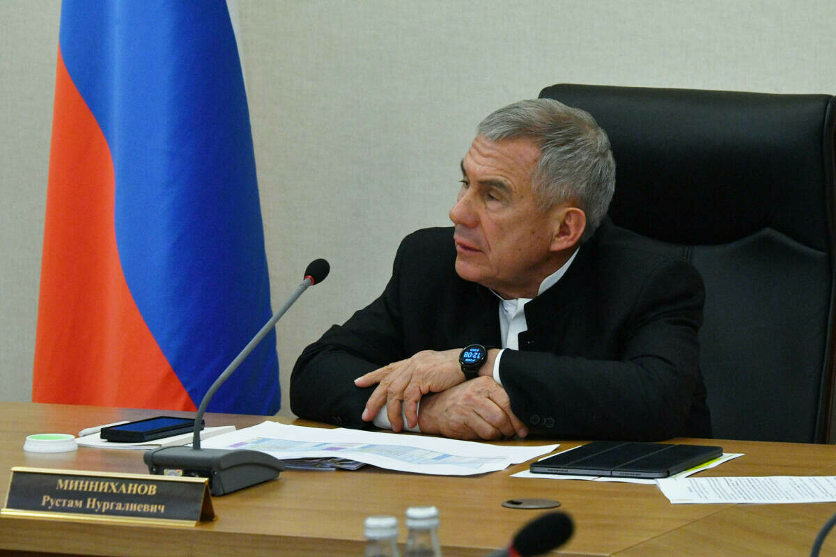 Миңнеханов Идел буе федераль округы субъектлары үсешенә багышланган киңәшмәдә катнашты