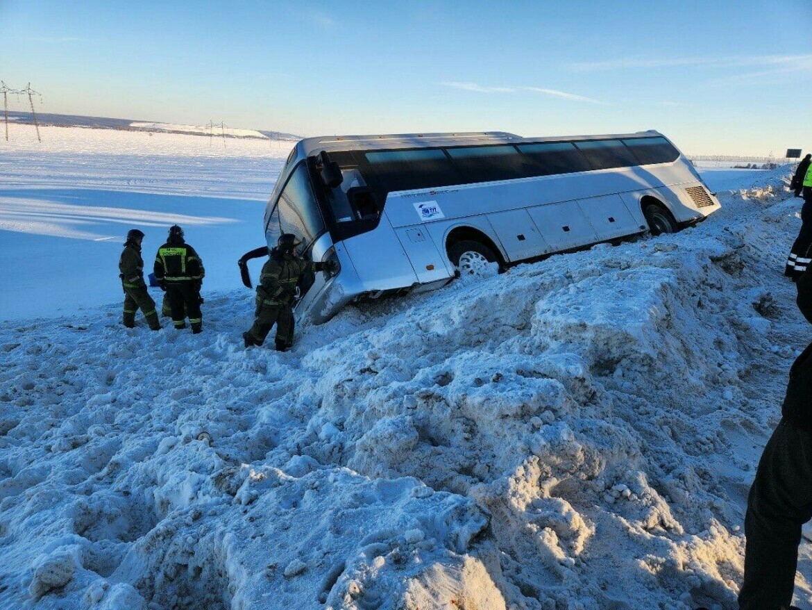 Түбән Кама районында пассажирлар утырган автобус юл читенә төшеп киткән