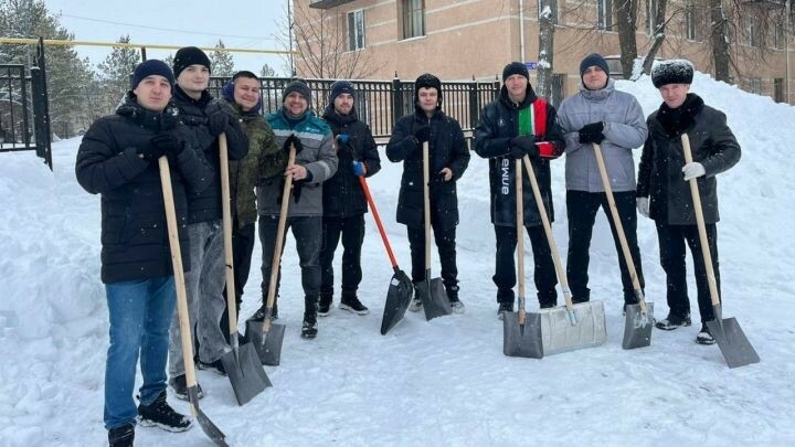 Әлмәттә шәһәр оешмалары хезмәткәрләре кар чистартырга чыкты