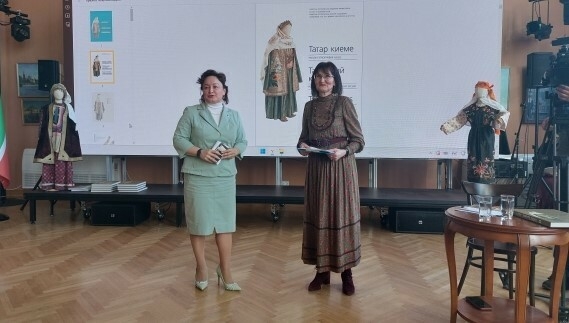 Россия этнография музее коллекцияләре тупланган «Татар киеме» альбом-каталогы дөнья күрде