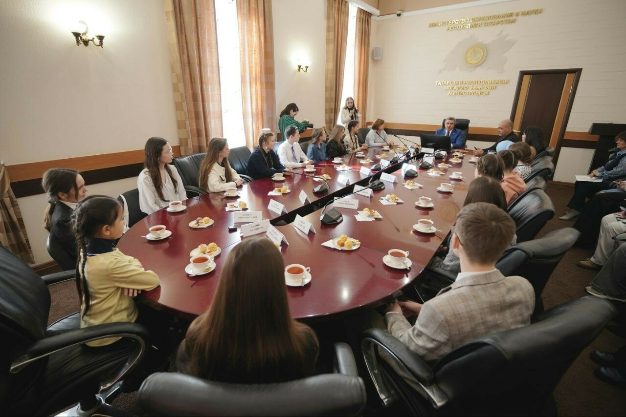 Татарстан укучылары мәгариф министры Илсур Һадиуллин белән очрашты