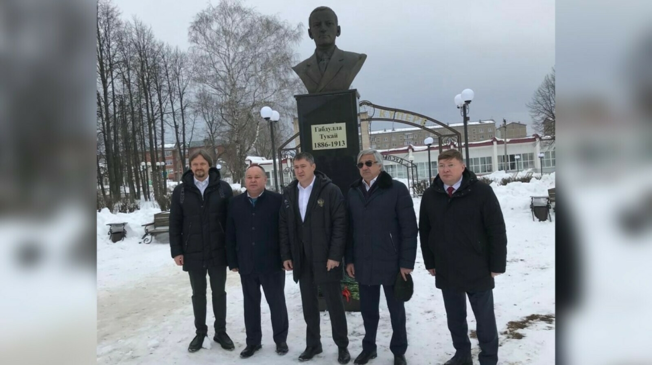 Пермь краеның Барда авылында Габдулла Тукай һәйкәленә чәчәкләр салдылар