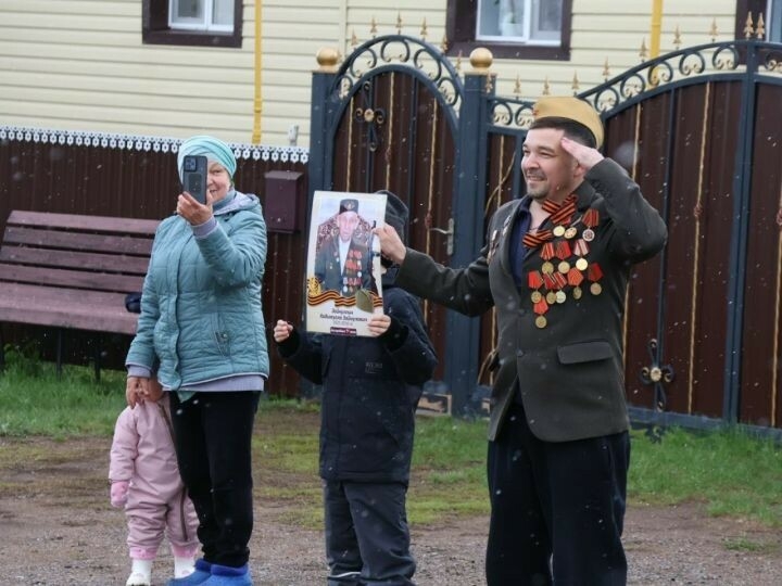 Актанышта ветераннарның туганнары «Җиңү капкалары» акциясендә катнашты