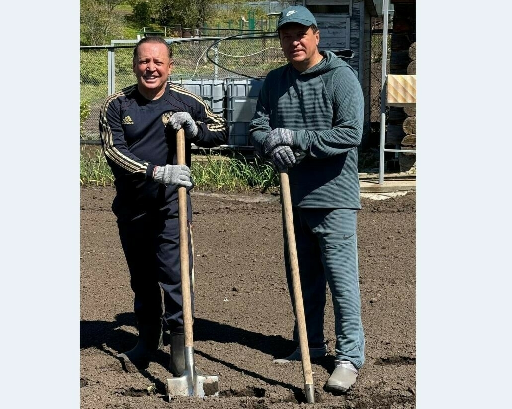 Метшиннар Түбән Кама районында әти-әниләре бакчасында бәрәңге утырткан