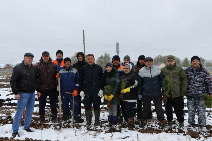 Апас районы башлыгы Бөек Җиңүгә багышланган «Хәтер бакчасы»н утыртуда катнашты