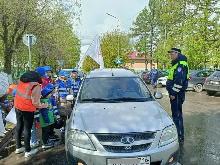 Зәйнең яшь юл хәрәкәте инспекторлары «Георгий тасмасы» акциясендә катнашты