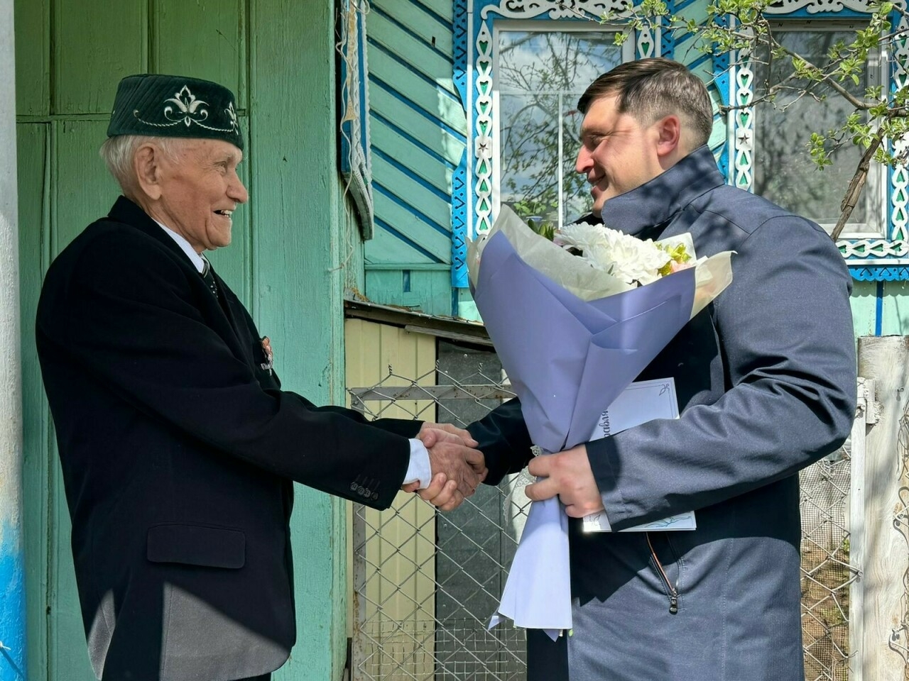 Менделеевск районы башлыгы сугыш ветераны Зәйнак Әһлиевны туган көне белән котлады