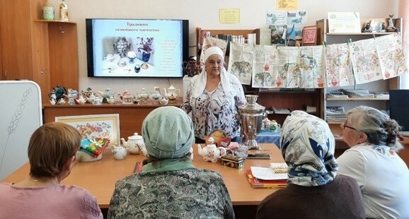 Төмәндә чәйнекләр җыючы Фәйрүзә Моторина чәй эчү йоласы турында сөйләгән