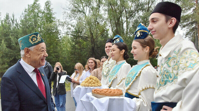 Фәрит Мөхәммәтшин Аккош күлендә Сабантуй кунакларын сәламләде