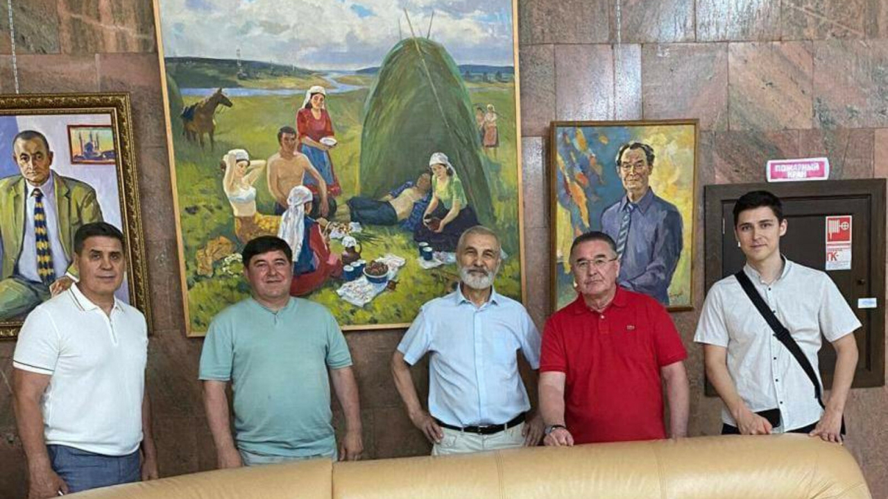 Татарстан Дәүләт Советында Санкт-Петербург рәссамы Рәшит Гыйләҗевның күргәзмәсе ачылды