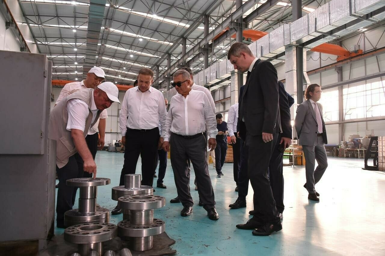 Миңнеханов Навои шәһәренең җитештерү предприятиеләрендә булды