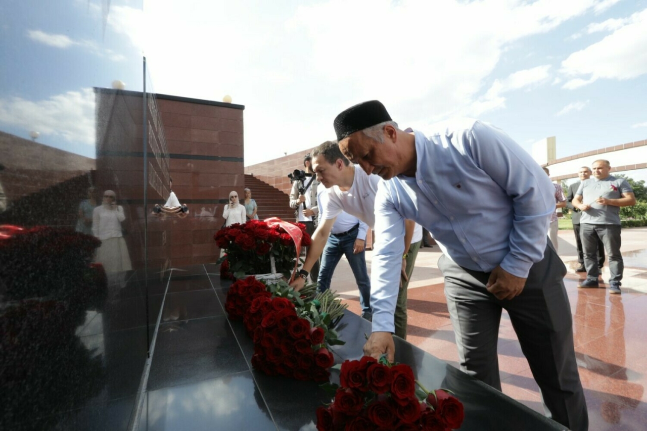 Татарстан делегациясе Чечняның беренче Президенты һәйкәленә чәчәкләр салды