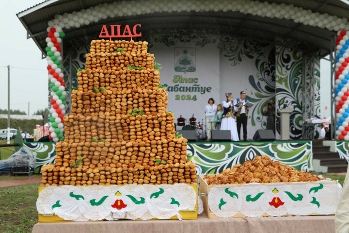 Апас Сабан туенда 150 кг бавырсак һәм 500 өчпочмак белән халыкны сыйлаганнар