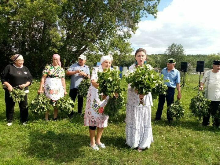 Актаныш районы Яңа Байсар авылында каен себеркесен иң яхшы бәйләүчене ачыклаганнар