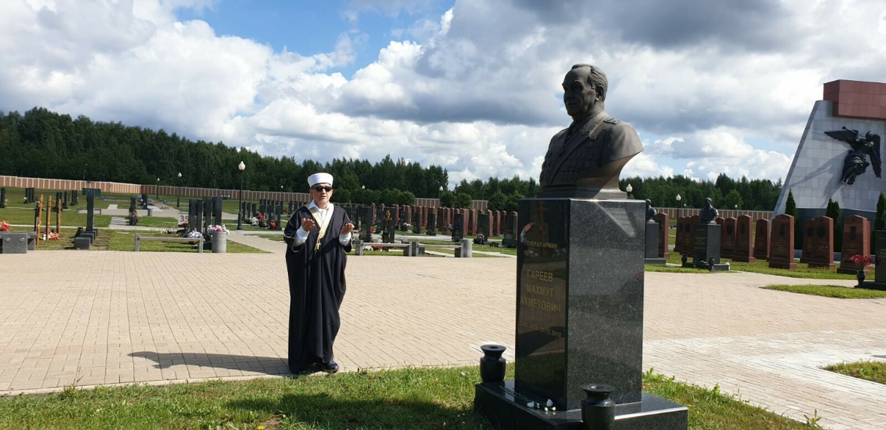 Мәскәү Җәмигъ мәчете имамы армия генералы Мәхмүт Гәрәевкә багышлап дога кылды