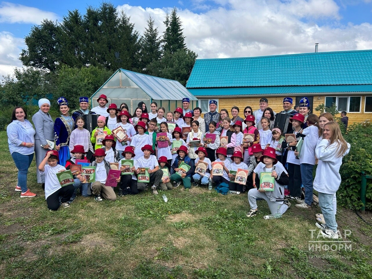 «Ура, авылга!» лагеренә йөрүче балалар Айдар Фәйзрахмановның туган нигезендә булдылар