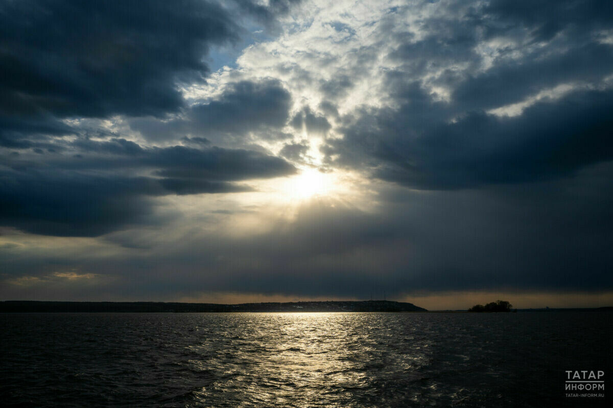 Татарстан синоптиклары яшен, көчле җил һәм томан турында кисәтә