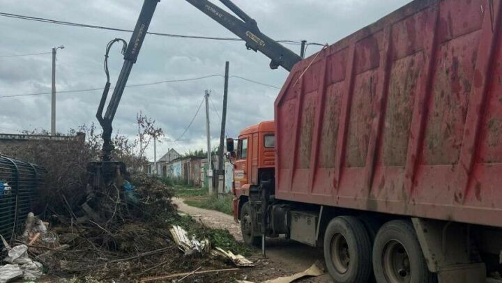 Әлмәт районында шикаятьләрдән соң чүплекне бетерүгә керештеләр