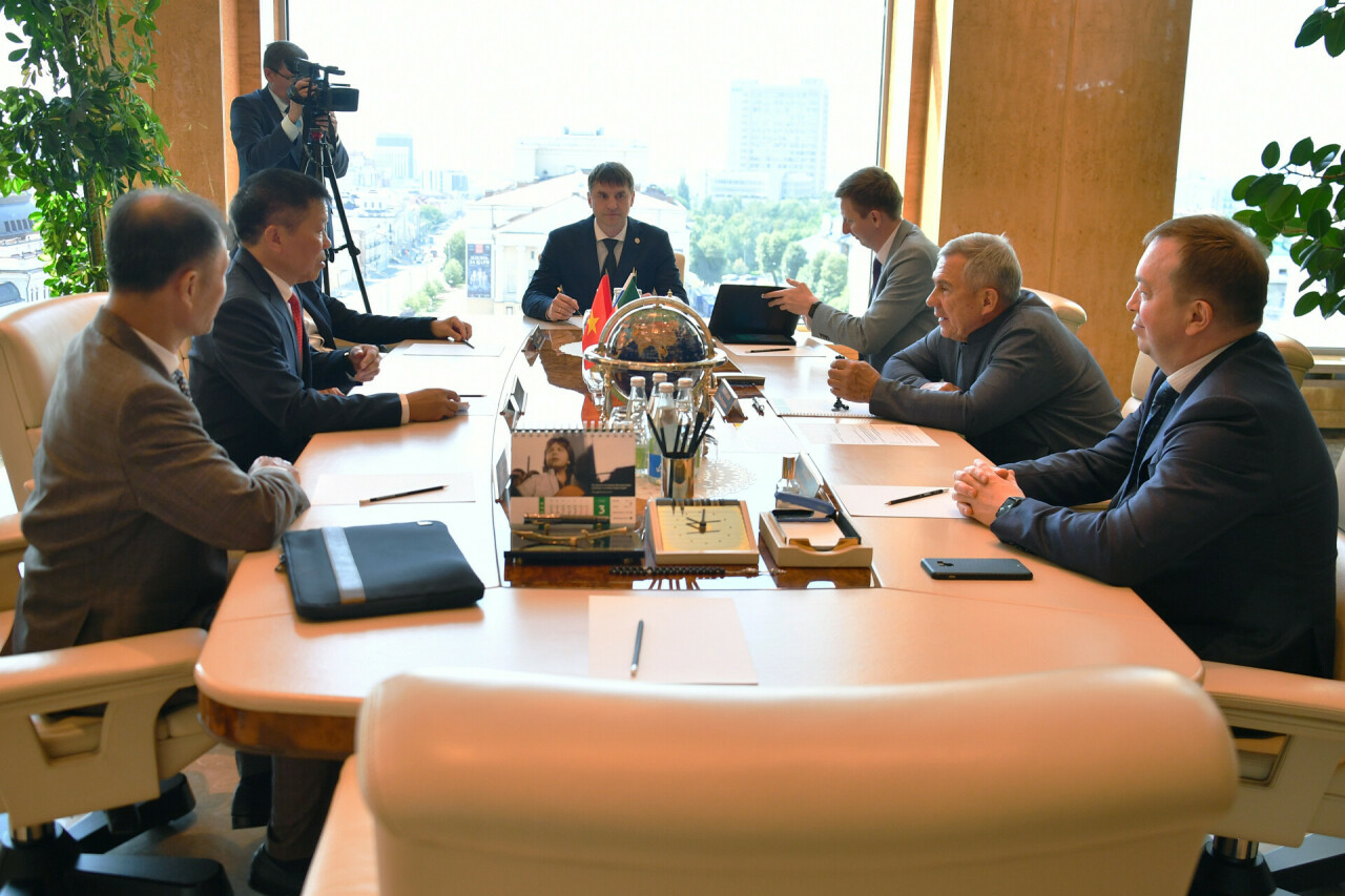 Миңнеханов Вьетнам Генконсулы белән хезмәттәшлек перспективалары хакында фикер алышты