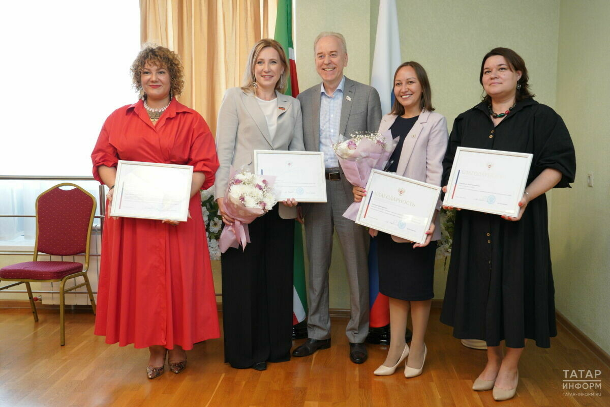 Казанда «Идел буе традицион костюмы» проекты кураторларын бүләкләделәр