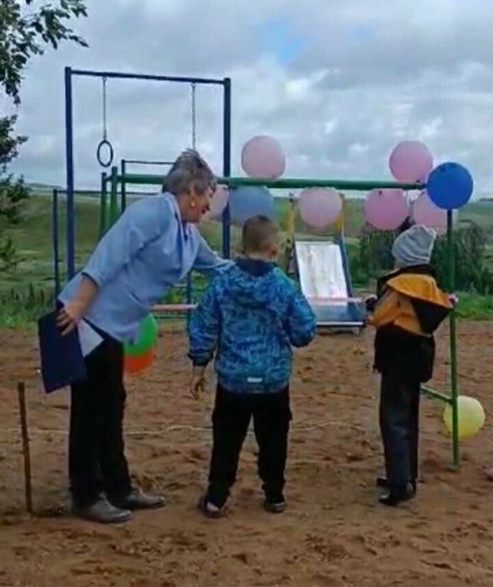 Актаныш районы Шәбезбаш авылында үзсалым акчасына ясалган балалар мәйданчыгын ачтылар