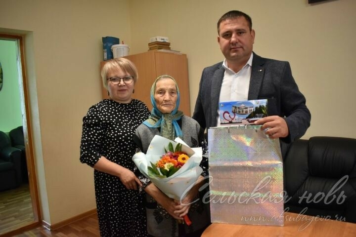 Аксубай районы башлыгы интернатта тәрбияләнүче ветеранны юбилее белән котлады