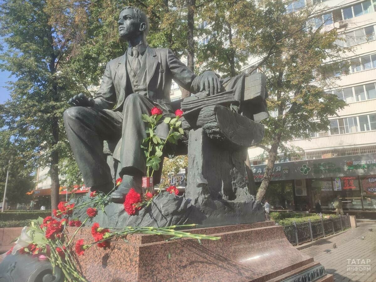 Мәскәүдә Татарстан мәдәнияте көннәрендә Тукай һәм Җәлил һәйкәленә чәчәкләр салдылар