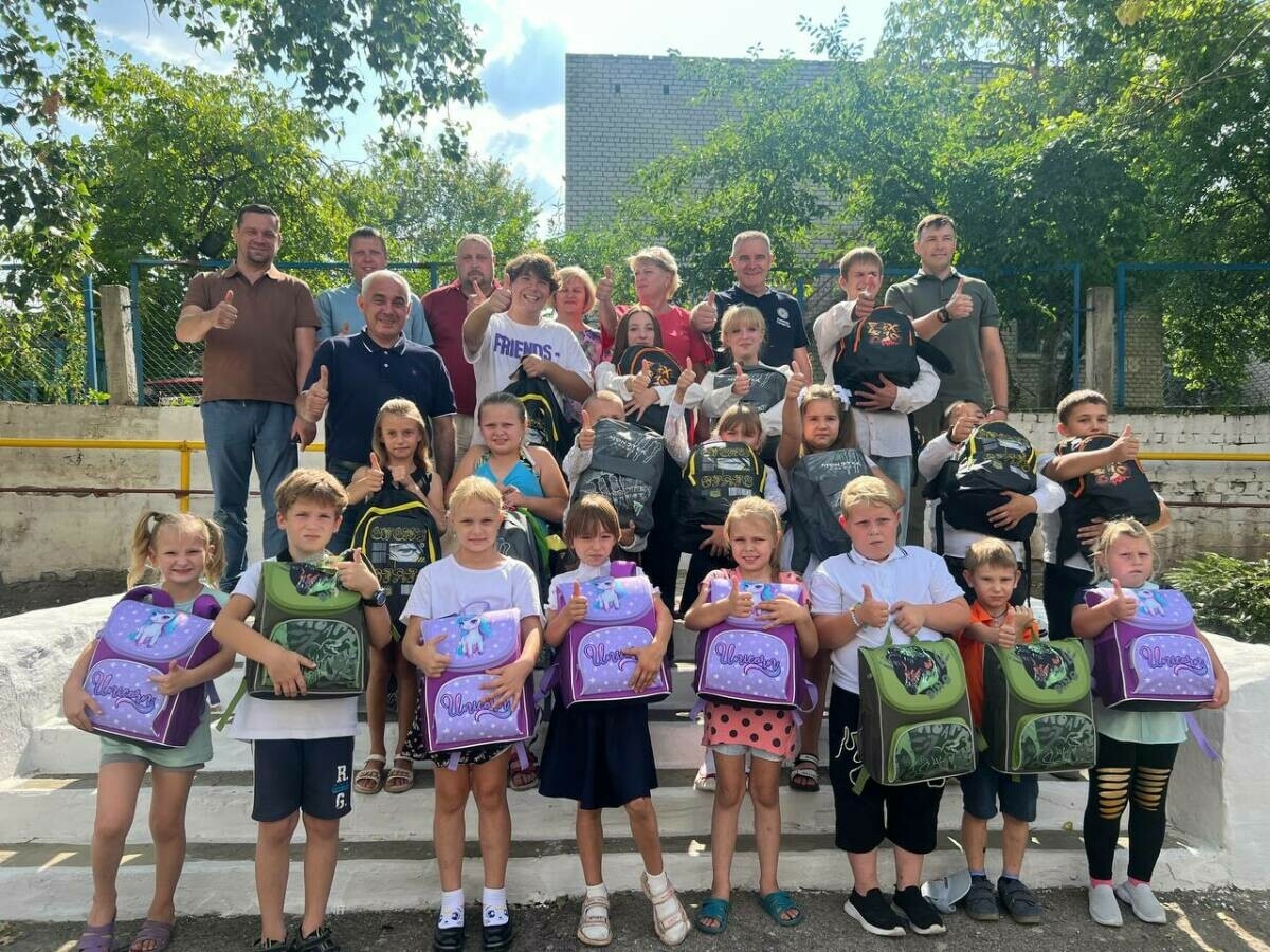 Лисичанскига Татарстаннан укучылар өчен мәктәп кирәк-яраклары илттеләр