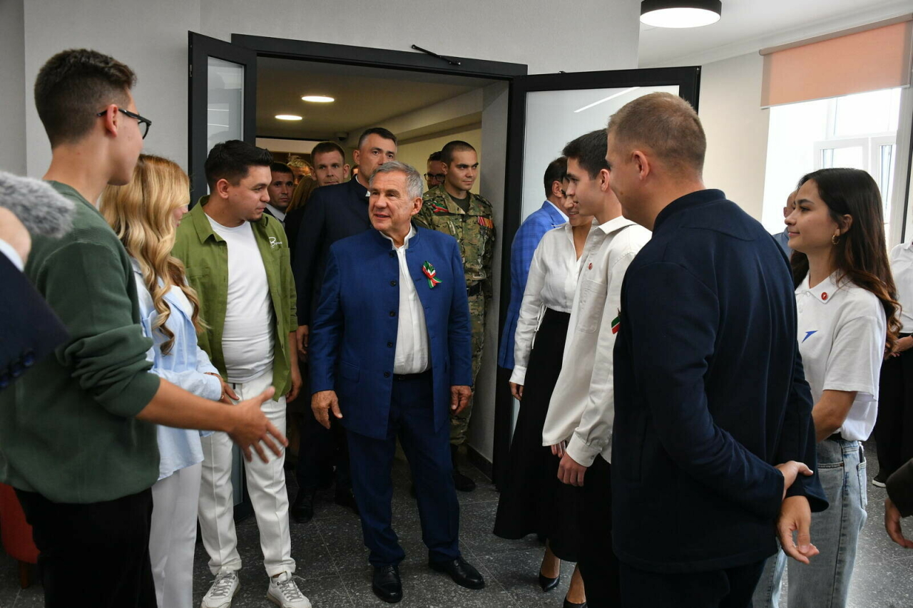 Татарстан Рәисе Казанның Киров районындагы «Вертолет» яшьләр үзәген карады