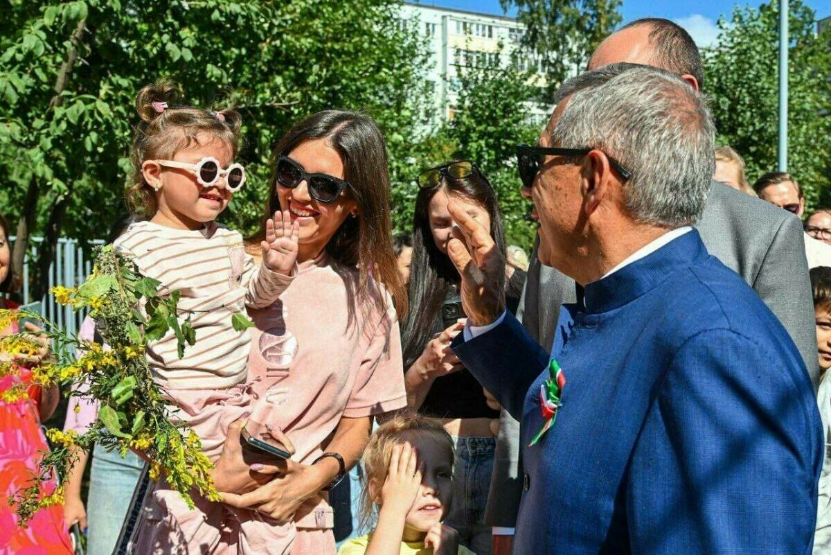 Республика көнендә Рөстәм Миңнеханов Казанда яңартылган ишегалларының берсен карады