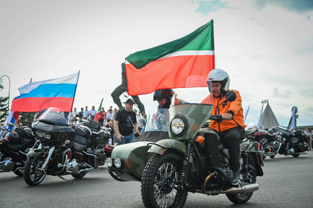 Татарстан Рәисе «Ике Кремль» мотофестивале кысаларында мотоузышта катнашты