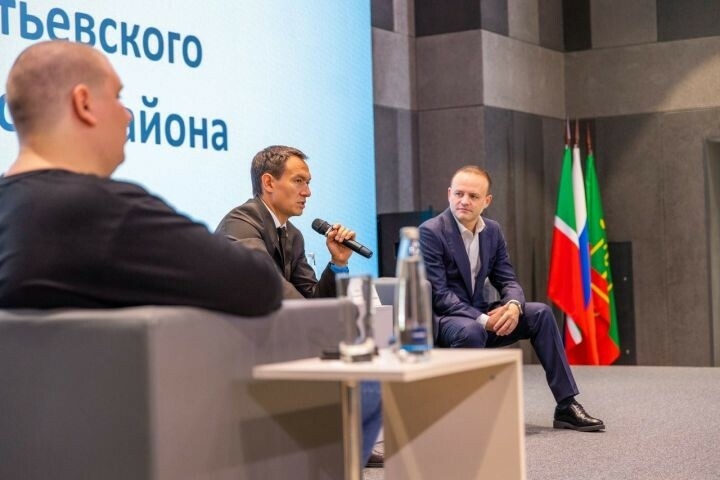 Россия Дәүләт Думасы вице-спикеры Владислав Даванков Әлмәттә төп объектлар белән танышты