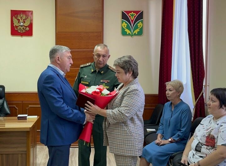 Лениногорск башлыгы һәлак булган хәрбиләрнең якыннарына Батырлык орденнарын тапшырды