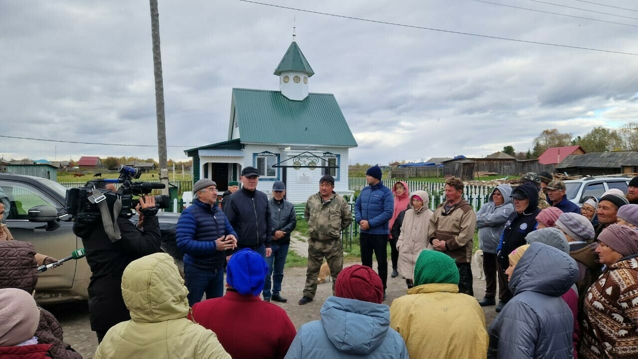 Васил Шәйхразыев Омск өлкәсе Әшеван авылы халкы белән очрашкан