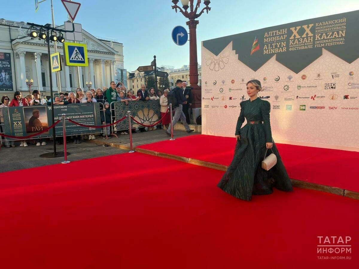 «Алтын минбәр» кинофестивалендә беренче кунаклар кызыл келәмнән узды
