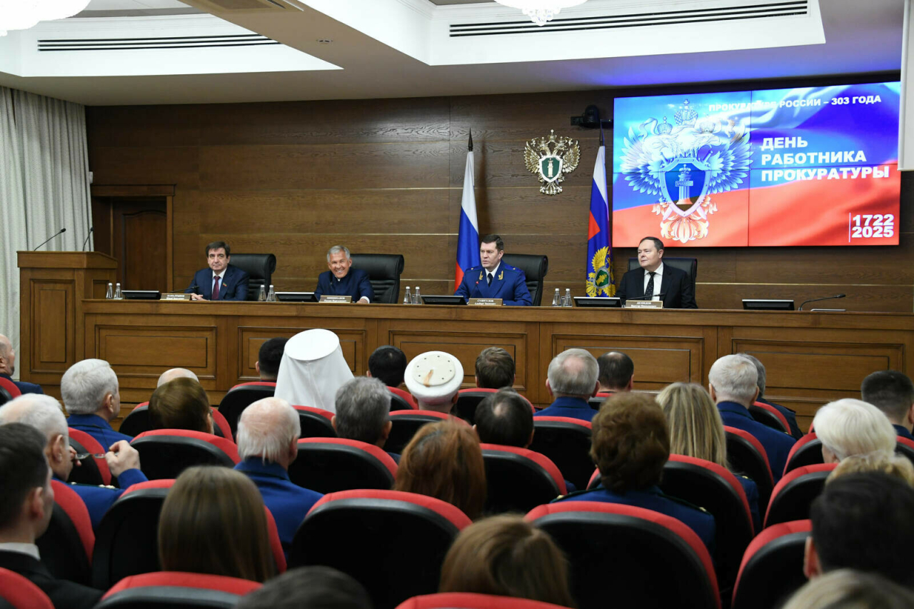 Рөстәм Миңнеханов прокурорларга: Сез закон һәм гаделлек өстенлеген тәэмин итәсез
