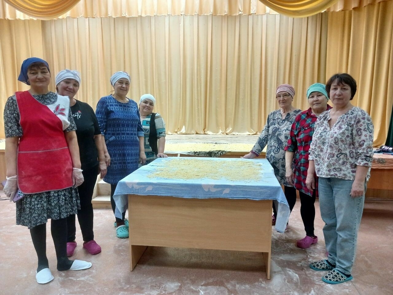 Зәй районы Сармашбаш авылында хәрбиләргә җибәрү өчен токмач кистеләр