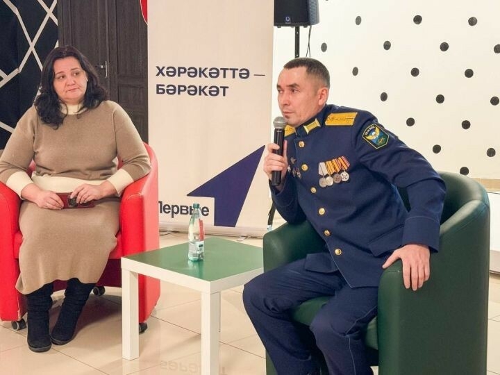 Бөгелмәдә өлкән сыйныф укучылары ялга кайткан хәрби белән очрашты