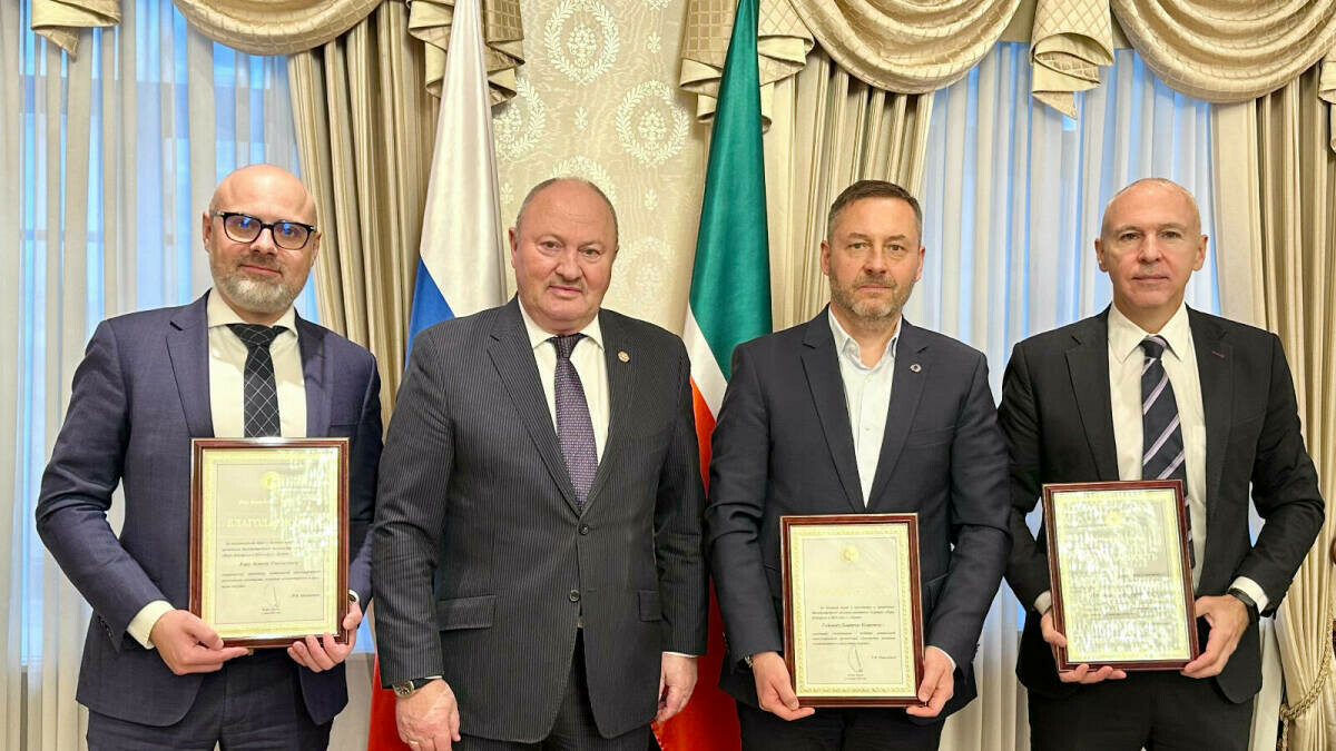 Равил Әхмәтшин «Киләчәк уеннары»н оештырган өчен Татарстан Рәисе Рәхмәт хатларын тапшырды