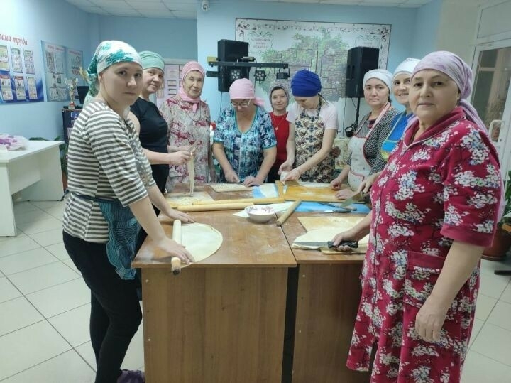 Теләченең Иске Җөри авылында махсус операциядәге хәрбиләр өчен токмач кистеләр