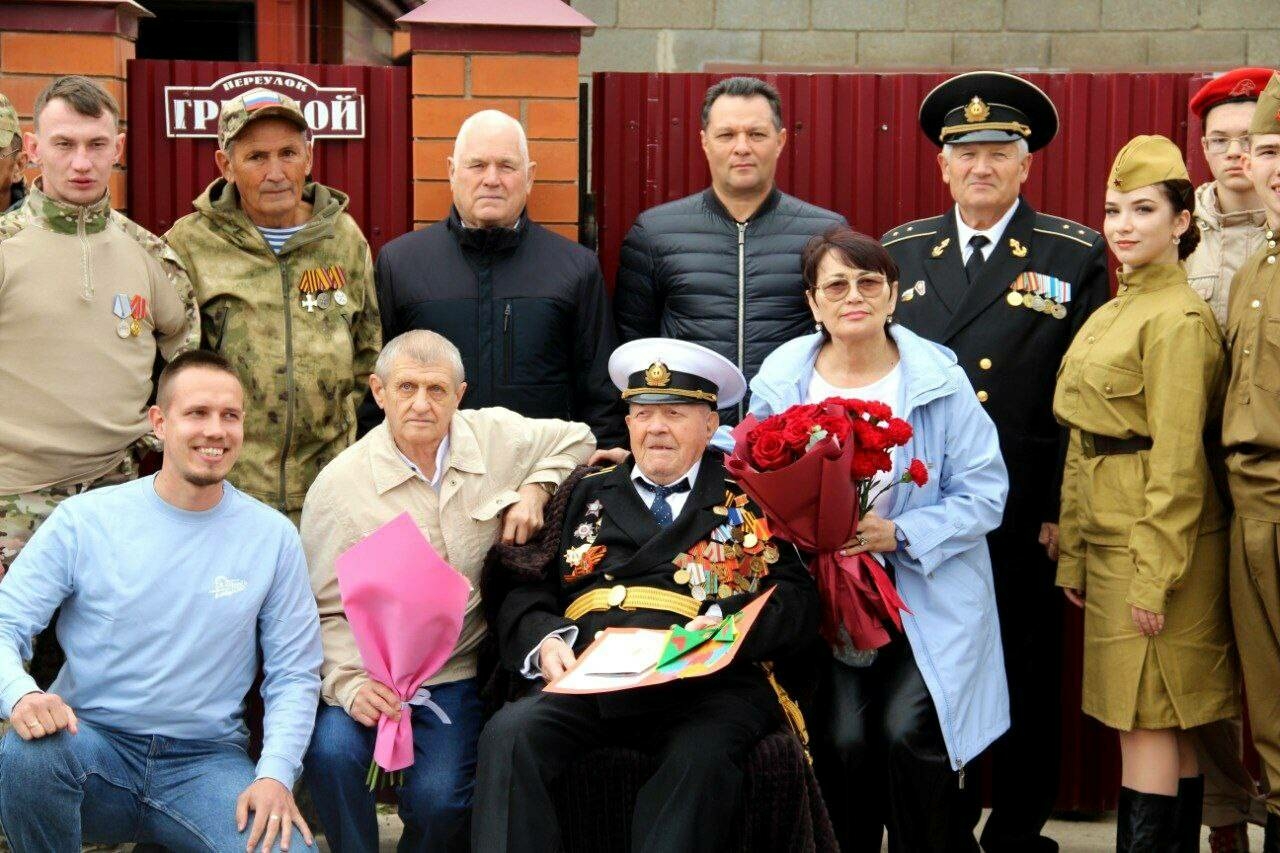 Алабугада бердәнбер Бөек Ватан сугышы ветераны Кирилл Тимряковны 100 яше белән котладылар