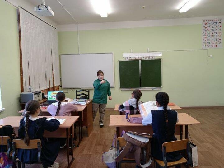 Әтнә районының Күңгәр урта мәктәбендә укучылар дәрес укытты