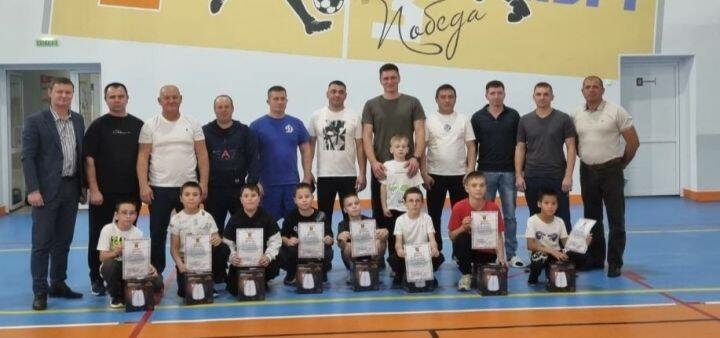 Апаста Әтиләр һәм балалар ярышты