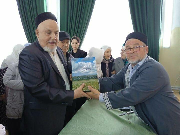 Балык Бистәсе районының Таулар авылы тарихы турында китап дөнья күрде