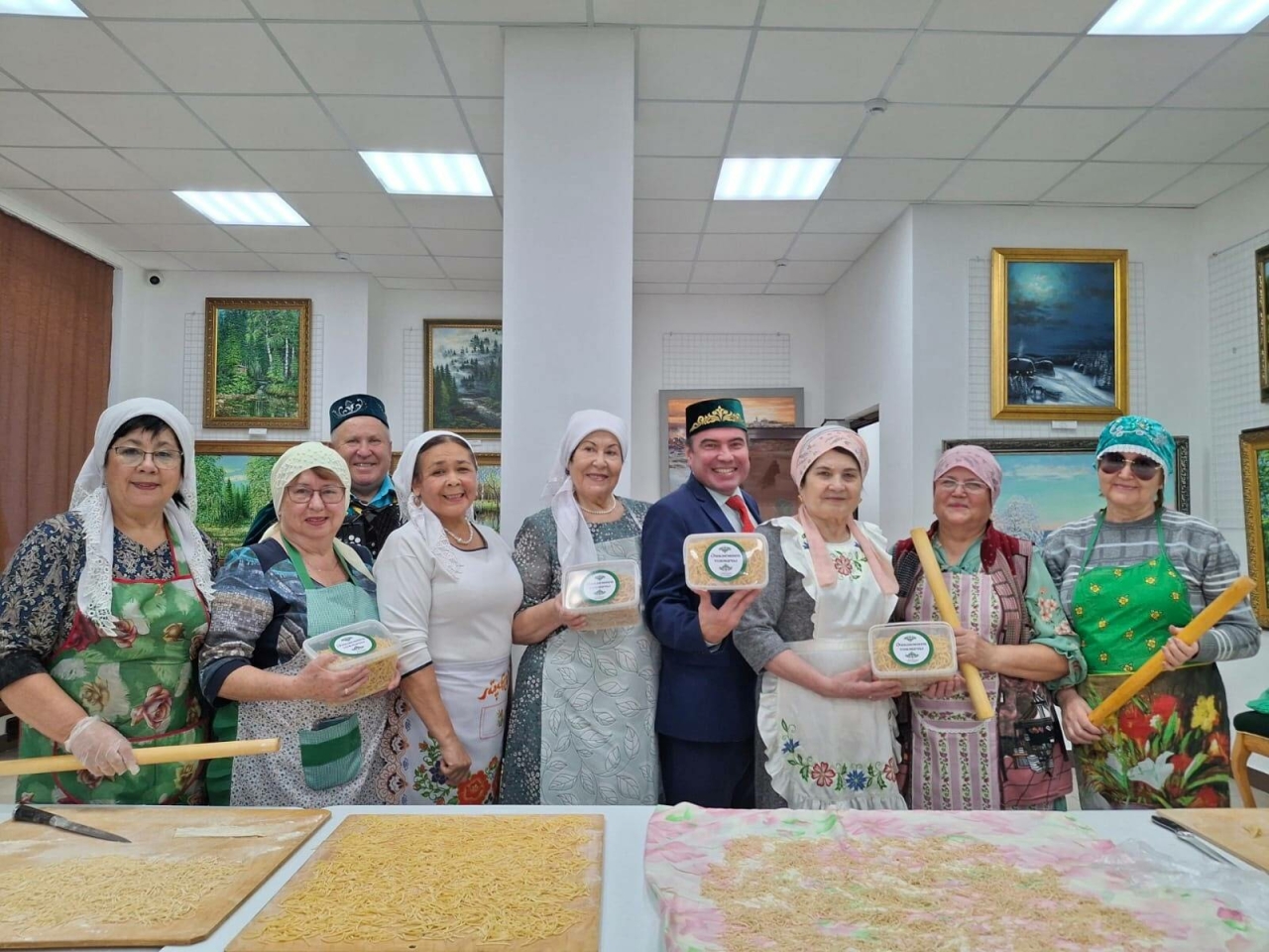 Бөгелмә хатын-кызлары махсус хәрби операциядә катнашучыларга өй токмачы әзерләде