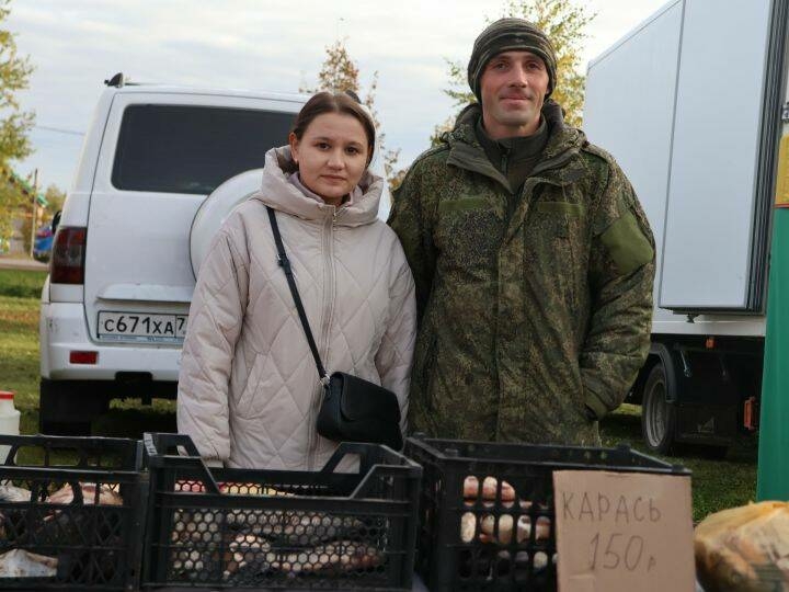 Актанышта махсус хәрби операция ветераны ярминкәдә үзе үстергән балыкны сатты