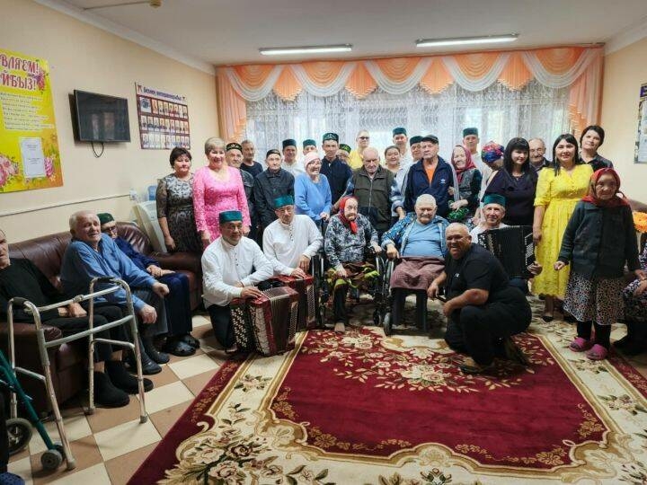 «Баламишкин» ансамбле Актаныш районының Пучы картлар йортында концерт куйды