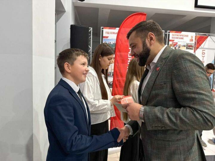 Бөгелмә яшьләренә «Беренчеләр хәрәкәте» эксклюзив билгеләрен тапшырдылар